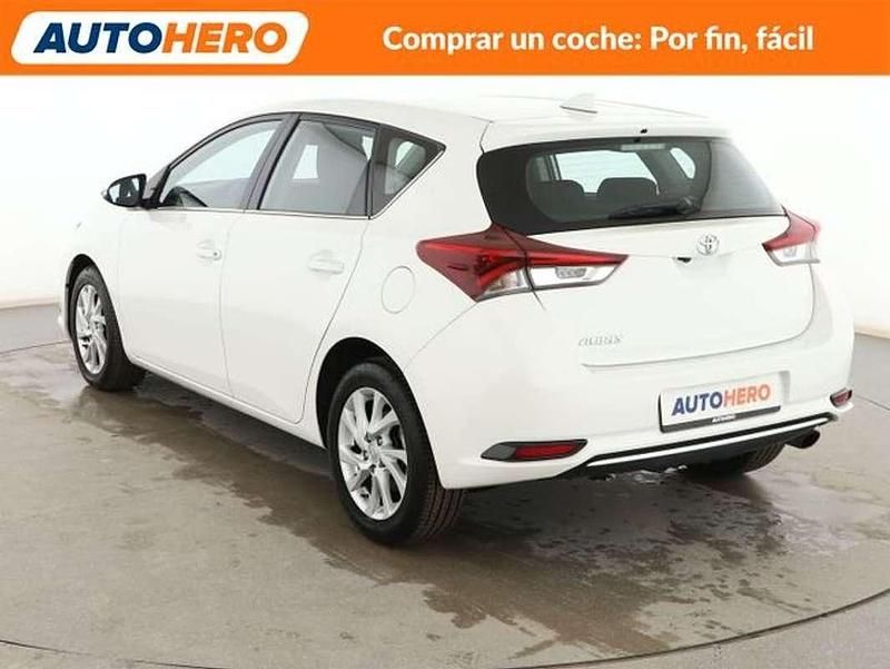 Usado Toyota Auris Active 116 CV (85 kW) 2017 Blanco Berlina