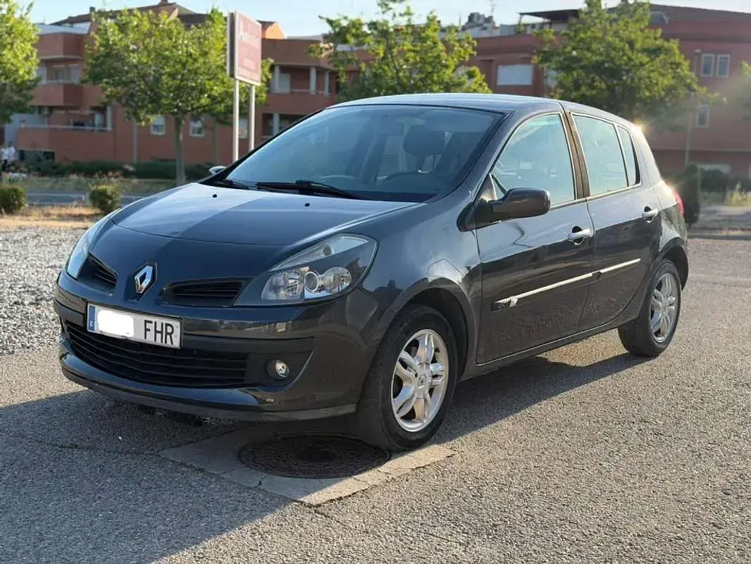 Usado Renault Clio II Dynamique 106 CV (77 kW) 2006 Gris Utilitario