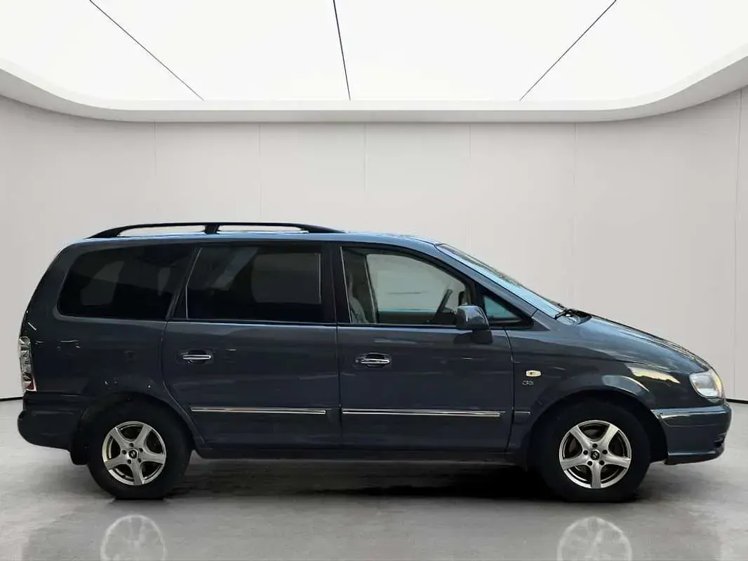 Usado Hyundai Trajet GLS 112 CV (82 kW) 2007 Gris Monovolumen
