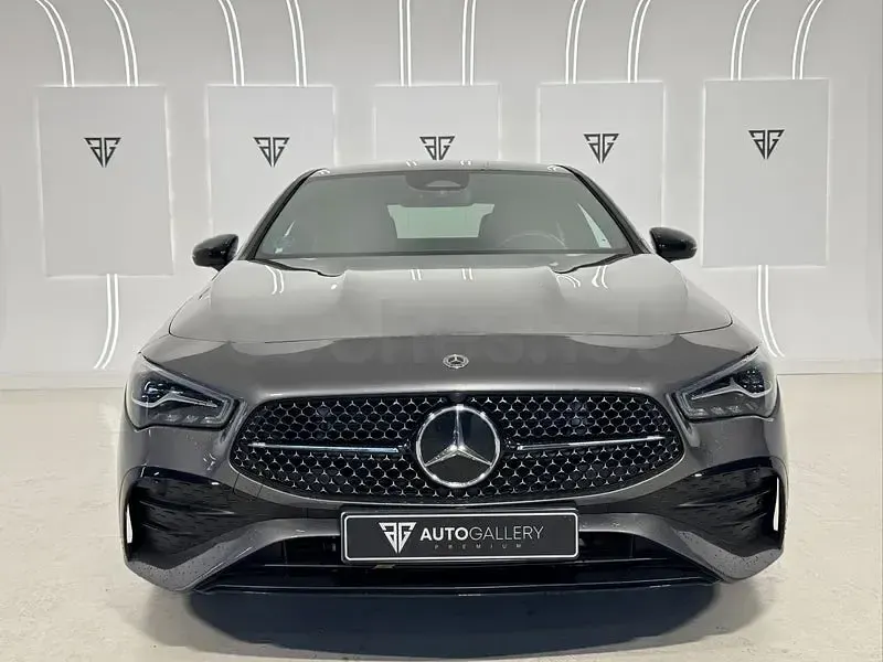Usado Mercedes CLA200 163 CV (119 kW) 2024 Gris / plata Berlina