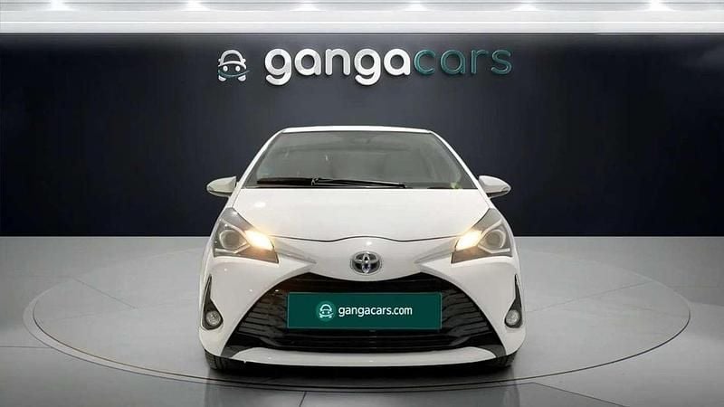 Usado Toyota Yaris Hybrid Active 99 CV (72 kW) 2019 Blanco Utilitario
