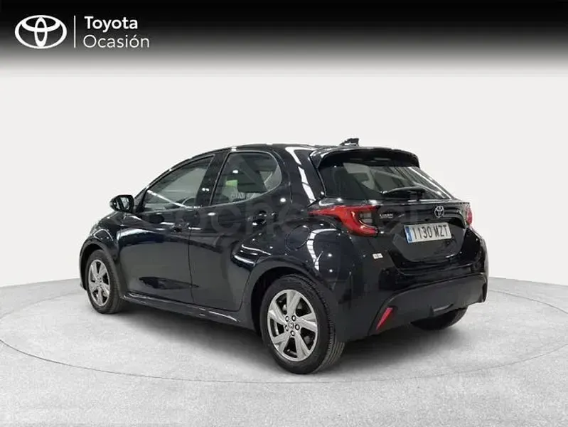 Usado Toyota Yaris Hybrid Active 116 CV (85 kW) 2025 Negro Berlina