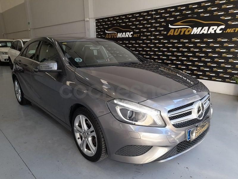 Usado Mercedes A180 Urban 109 HP (80 kW) 2014 Cinzento Sedan