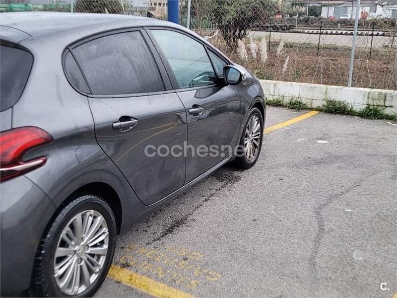 Usado Peugeot 208 Signature Sky 82 CV (60 kW) 2019 Gris / plata Utilitario