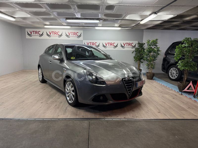 Gris Usado 2013 Alfa Romeo Giulietta Distinctive Utilitario | 7900 € (Precio justo) - Imagen 1/4