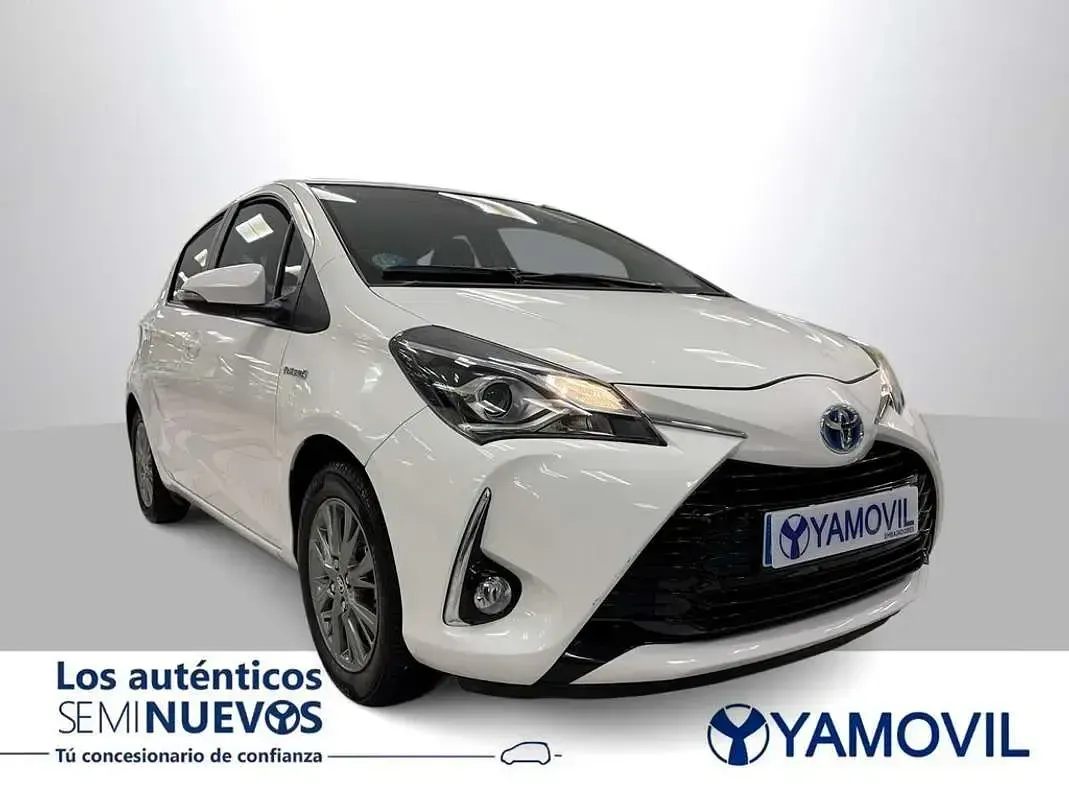 Usado Toyota Yaris Hybrid Active 99 CV (72 kW) 2019 Blanco Utilitario