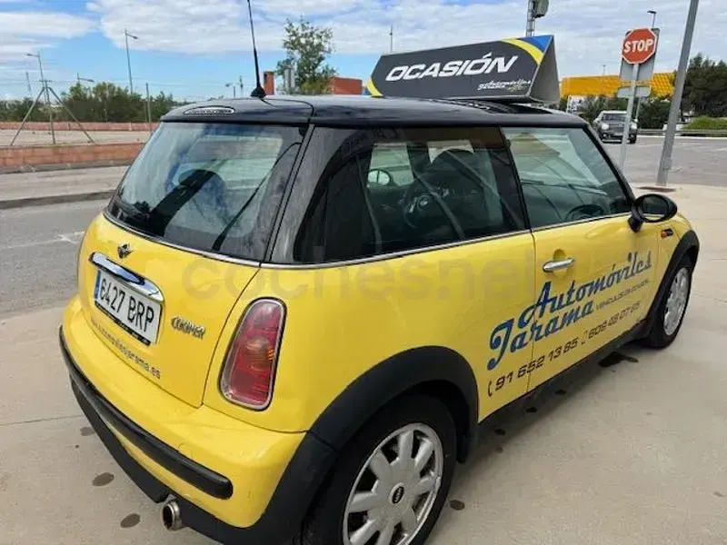 Usado Mini Cooper 115 CV (84 kW) 2001 Amarillo Utilitario