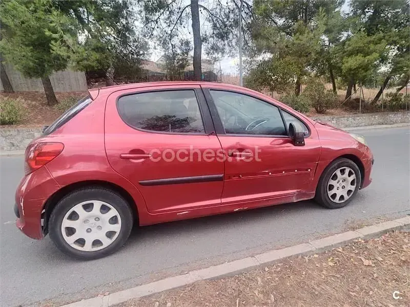 Usado Peugeot 207 90 CV (66 kW) 2006 Rojo Berlina