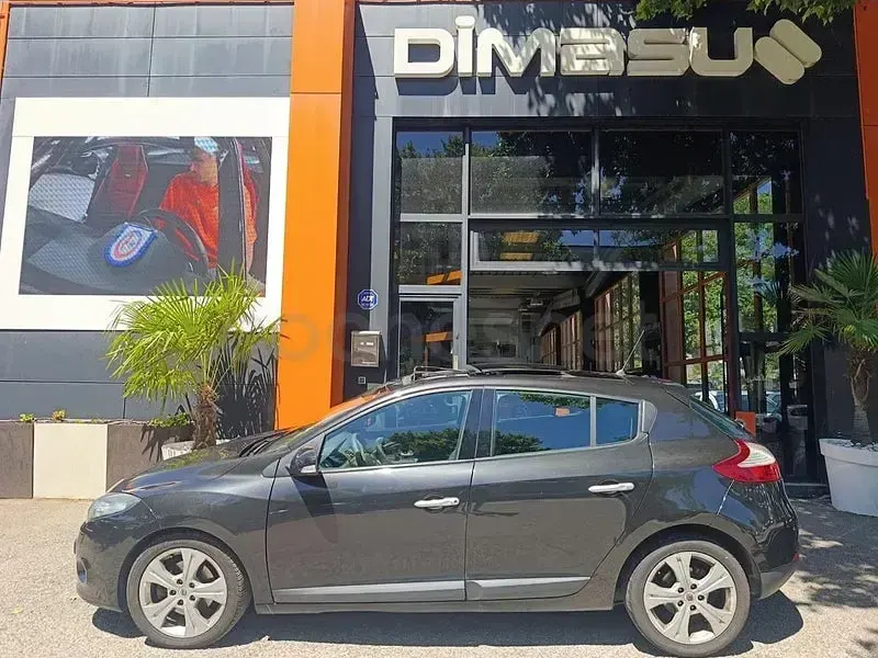 Usado Renault Mégane III Dynamique 180 CV (132 kW) 2010 Gris / plata Berlina