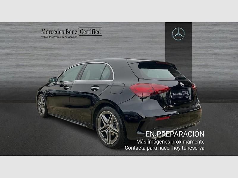 Usado Mercedes A200 AMG line 150 CV (110 kW) 2024 Negro Berlina