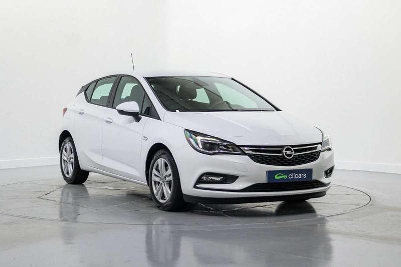 Usado Opel Astra Selective 110 CV (80 kW) 2019 Blanco Utilitario