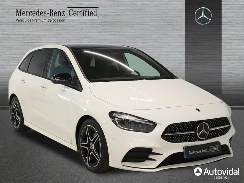 Usado Mercedes B180 AMG line 116 CV (85 kW) 2023 Blanco Monovolumen