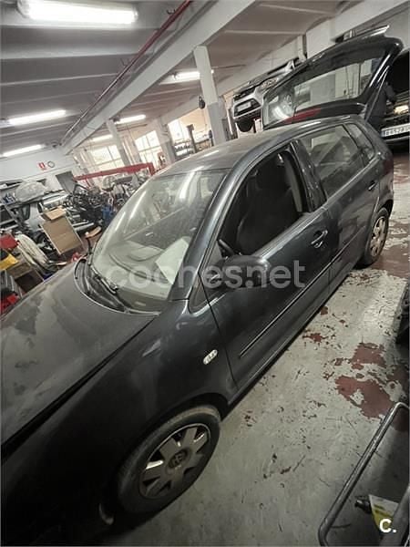 Usado VW Polo Highline 100 CV (73 kW) 2003 Azul Berlina