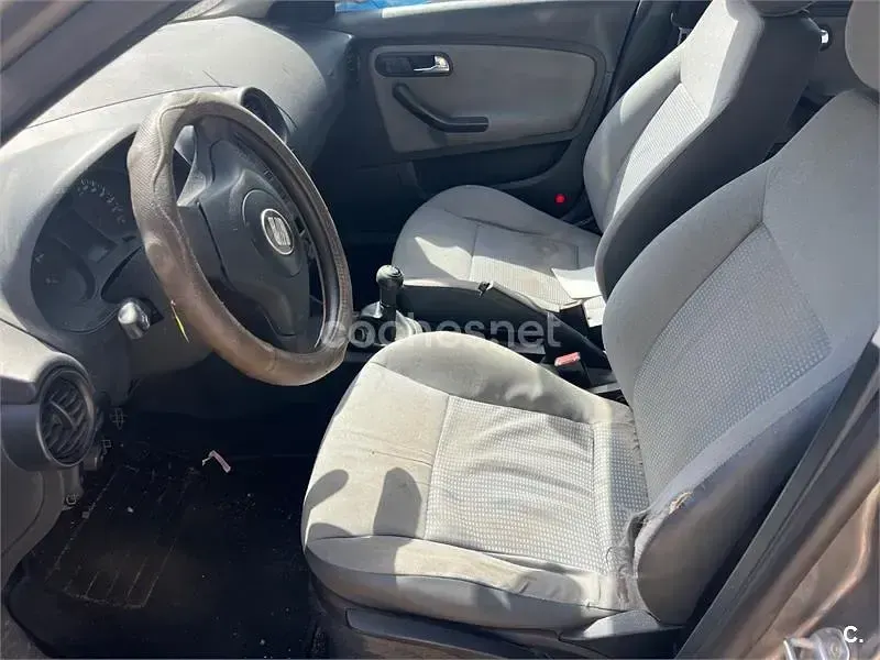 Usado Seat Ibiza 100 CV (73 kW) 2004 Gris / plata Utilitario