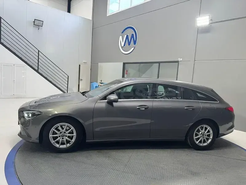 Usado Mercedes CLA200 Shooting Brake 150 CV (110 kW) 2020 Gris / plata Familiar