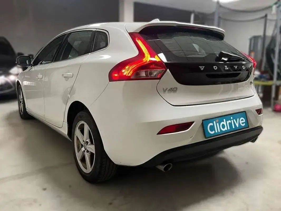 Usado Volvo V40 Momentum 150 CV (110 kW) 2015 Blanco Utilitario