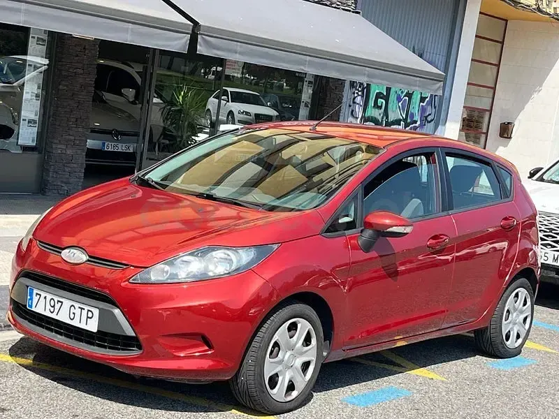 Usado Ford Fiesta Trend 82 CV (60 kW) 2010 Naranja Berlina