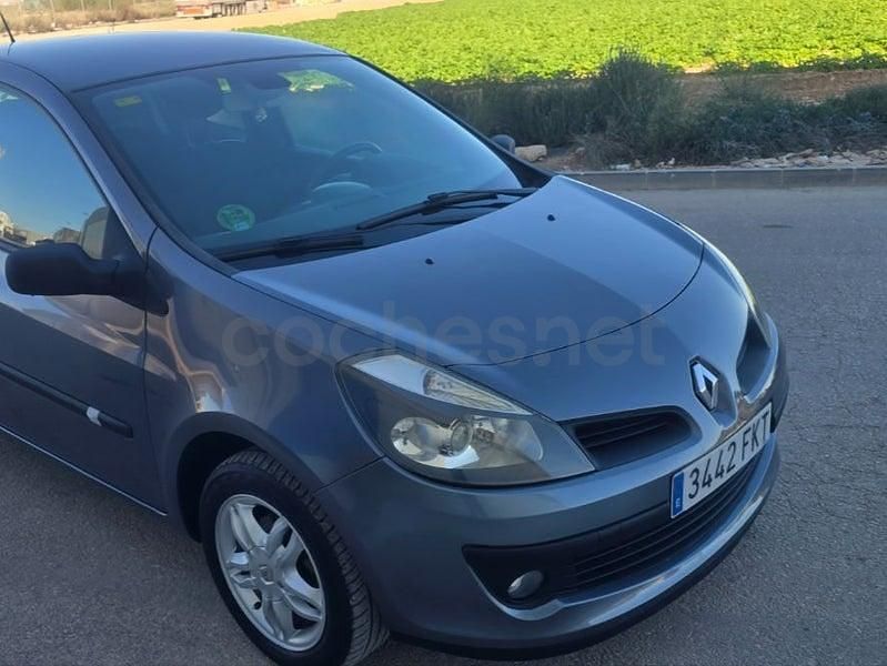 Usado Renault Clio II 100 CV (73 kW) 2009 Beige Berlina