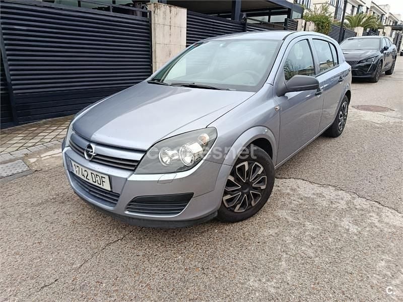 Usado Opel Astra Essentia 90 CV (66 kW) 2004 Gris / plata Berlina