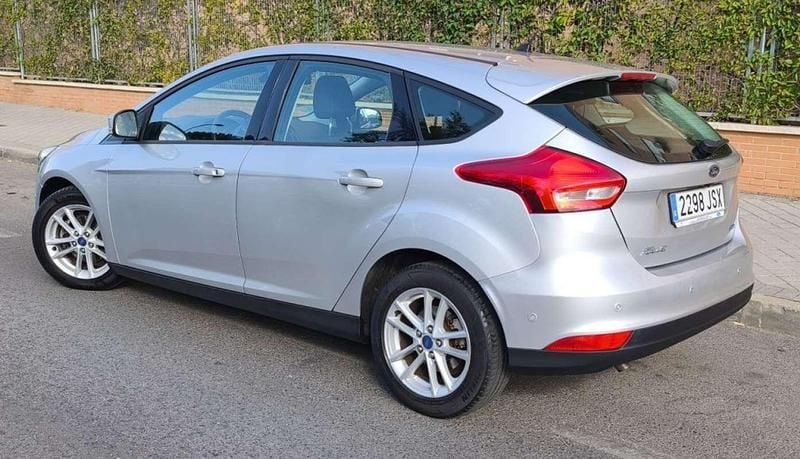 Usado Ford Focus Trend+ 125 CV (91 kW) 2016 Plateado Utilitario