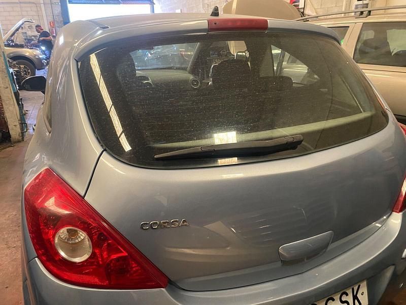 Usado Opel Corsa Cosmo 100 CV (73 kW) 2010 Gris Utilitario