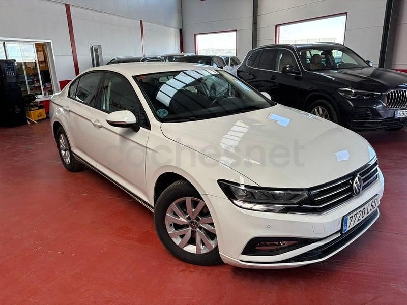 Usado VW Passat Business 150 CV (110 kW) 2021 Blanco Berlina