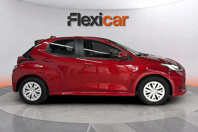 Usado Toyota Yaris Hybrid Active 116 CV (85 kW) 2023 Granate Berlina