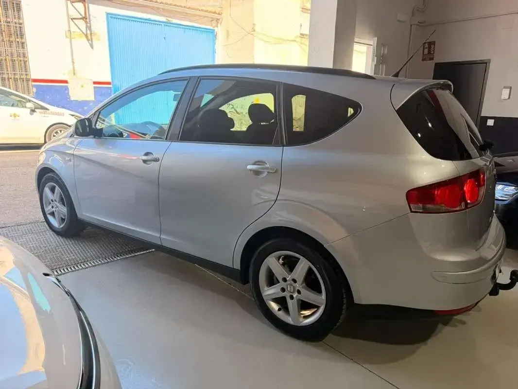 Usado Seat Altea Reference 105 CV (77 kW) 2010 Gris / plata Monovolumen