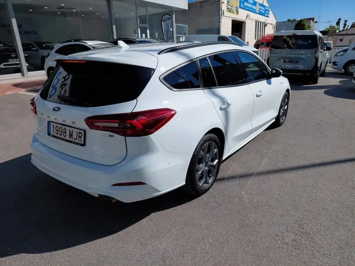 Usado Ford Focus ST-Line 125 CV (91 kW) 2023 Blanco Familiar