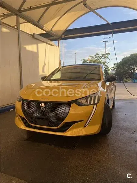 Usado Peugeot 208 GT-line 100 CV (73 kW) 2019 Amarillo Utilitario