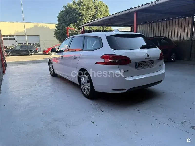 Usado Peugeot 308 SW Active 120 CV (88 kW) 2015 Blanco Familiar