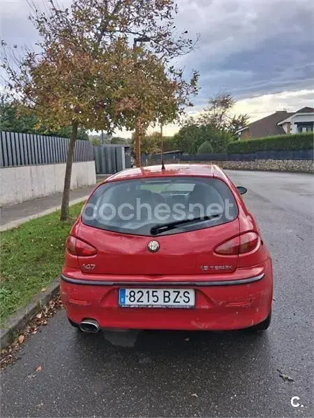 Usado Alfa Romeo 147 Distinctive 105 CV (77 kW) 2004 Rojo Utilitario