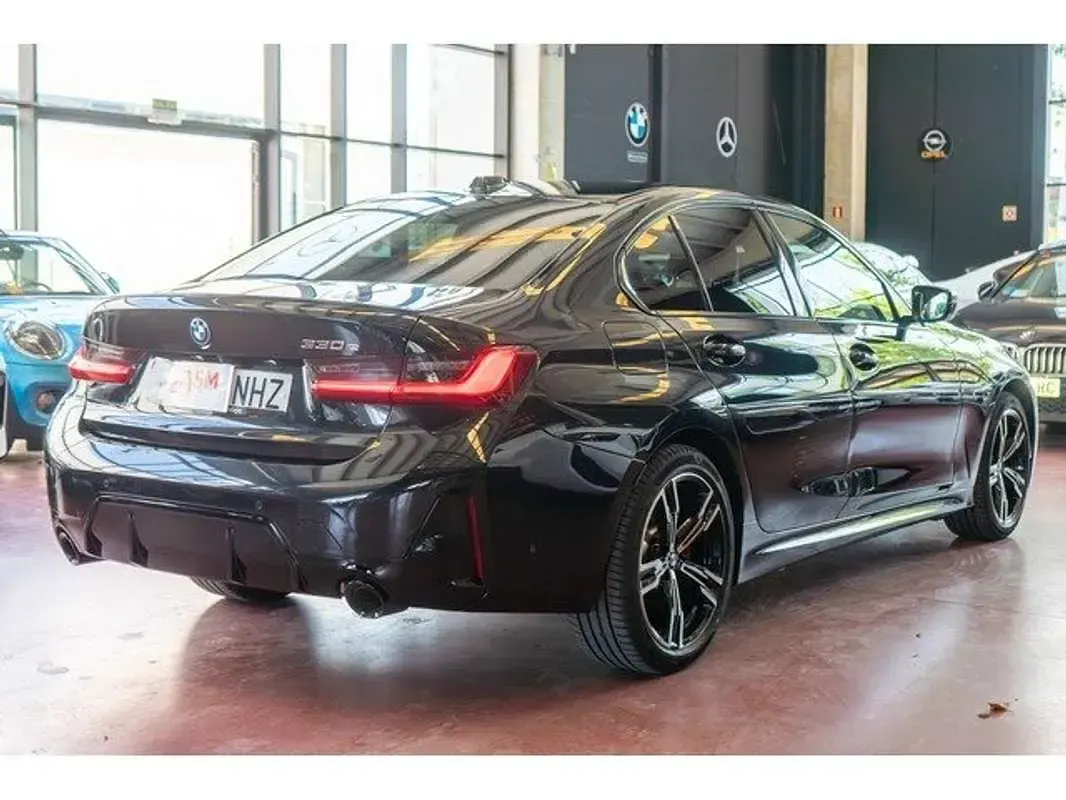 Usado BMW 330e Sport Line 292 CV (214 kW) 2025 Negro Berlina