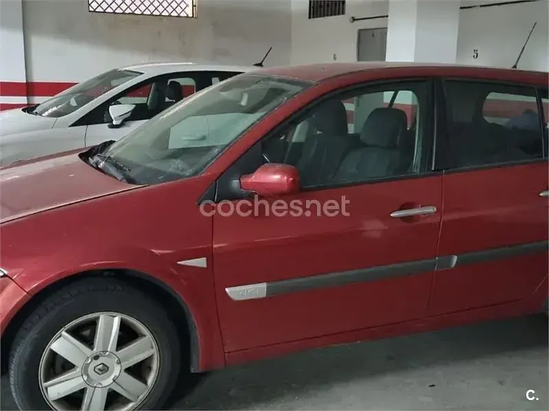 Usado Renault Mégane GrandTour Dynamique 105 CV (77 kW) 2006 Granate Familiar
