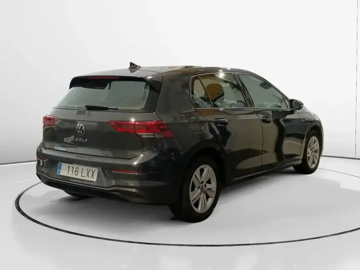 Usado VW Golf VIII Life 116 CV (85 kW) 2022 Gris Berlina