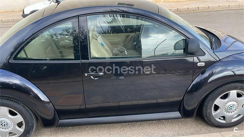 Usado VW New Beetle 115 CV (84 kW) 1999 Negro Utilitario
