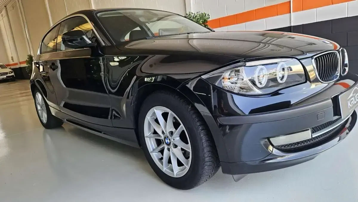Usado BMW 116 Advantage 122 CV (89 kW) 2010 Negro Utilitario