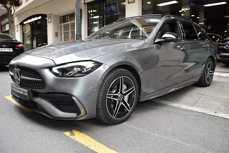 Usado Mercedes 300 AMG 313 CV (230 kW) 2024 Gris selenita Familiar