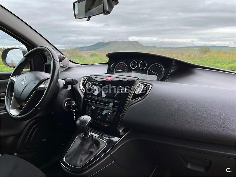 Usado Lancia Ypsilon Gold 85 CV (62 kW) 2014 Gris / plata Utilitario