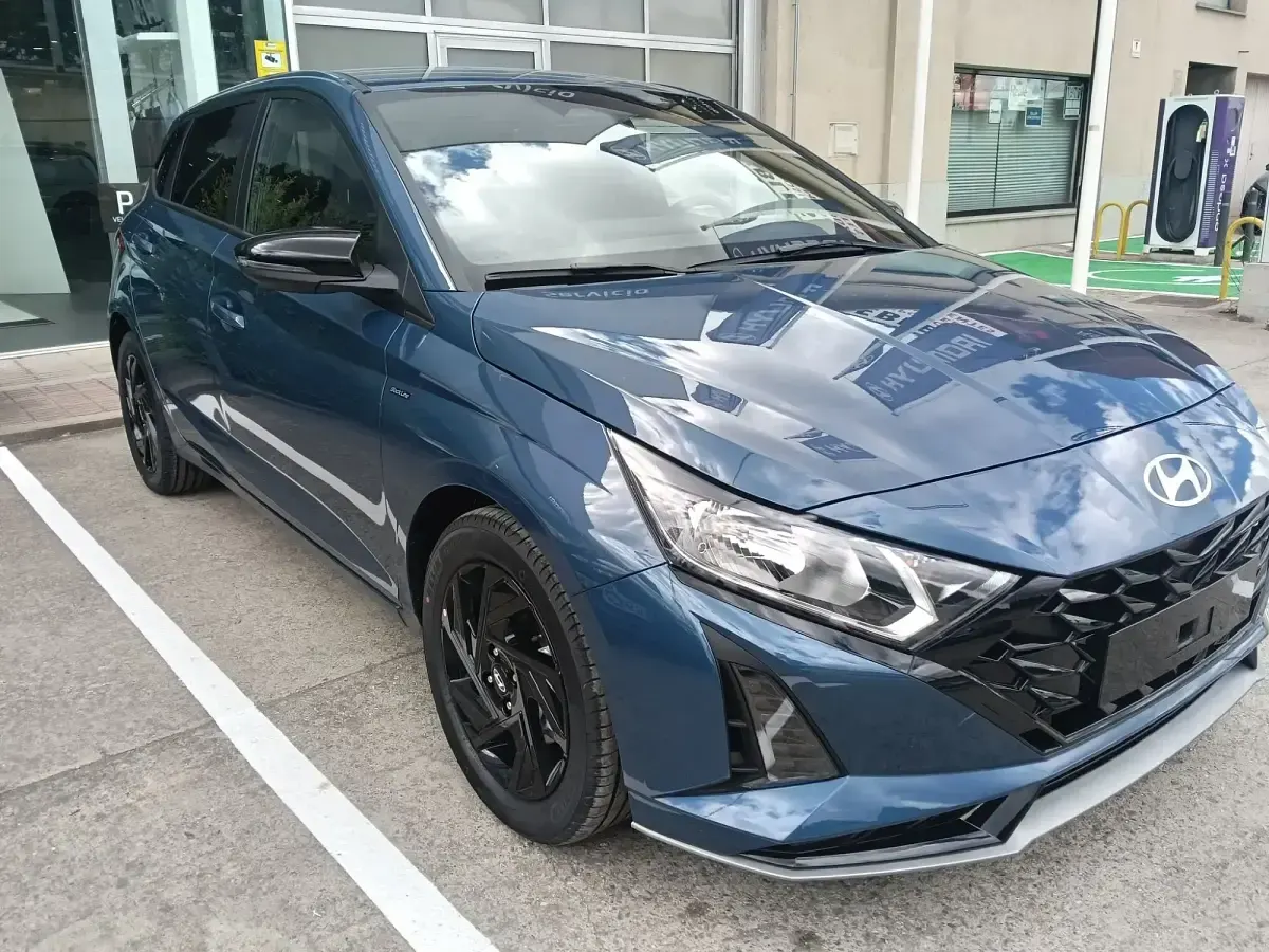 Nuevo Hyundai i20 Blackline 90 CV (66 kW) 2026 Azul Utilitario