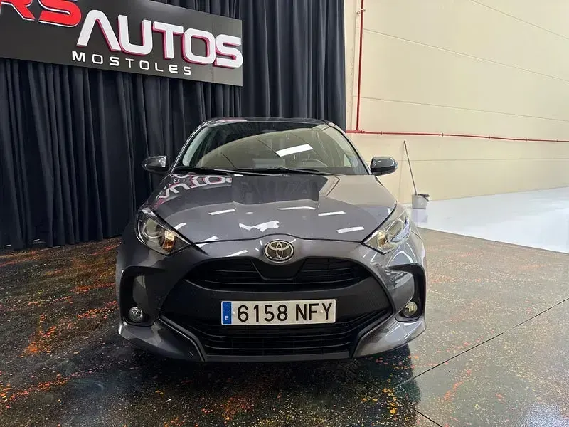 Usado Toyota Yaris Hybrid Active 116 CV (85 kW) 2025 Gris / plata Berlina