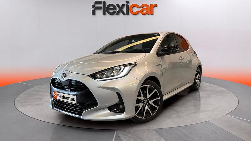 Usado Toyota Yaris Hybrid Style 116 CV (85 kW) 2021 Gris Utilitario
