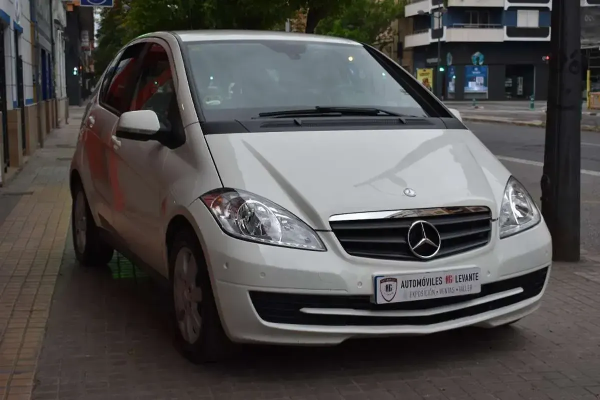 Usado Mercedes A180 109 CV (80 kW) 2011 Blanco Utilitario