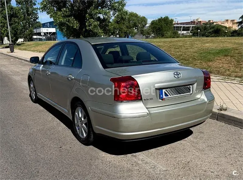 Usado Toyota Avensis Sol 129 CV (94 kW) 2006 Gris / plata Berlina