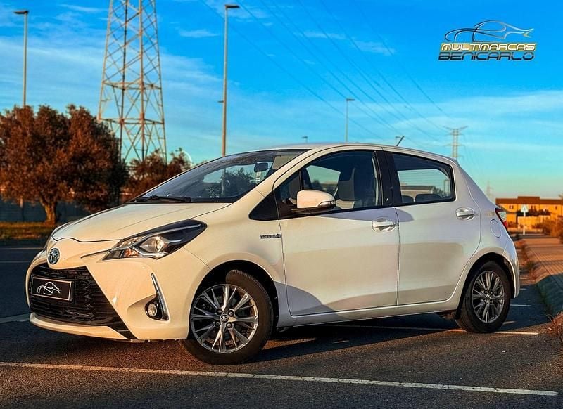 Usado Toyota Yaris Hybrid Active 100 CV (73 kW) 2019 Blanco