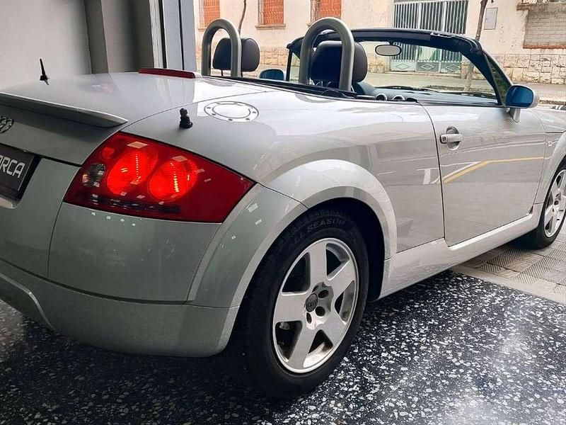 Usado Audi TT Roadster 180 CV (132 kW) 2002 Gris / plata Descapotable