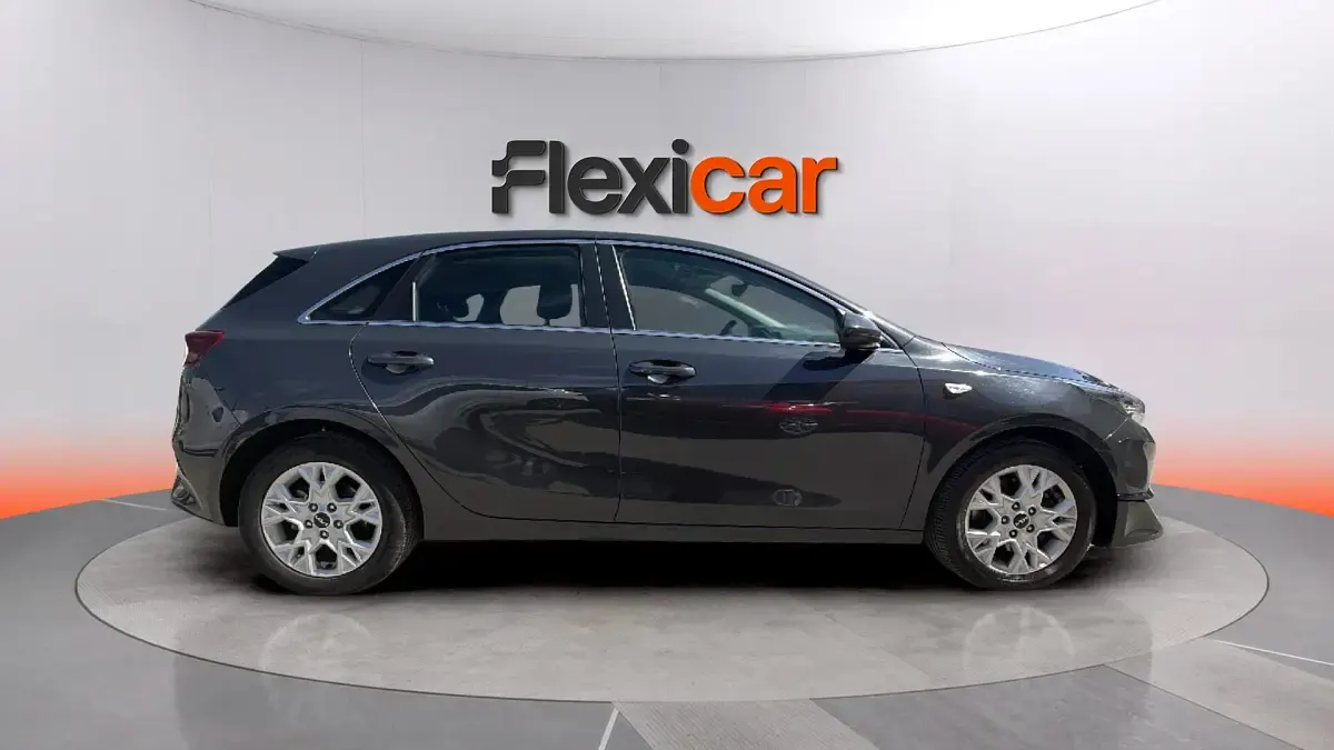 Usado Kia Ceed 136 CV (100 kW) 2023 Gris Utilitario