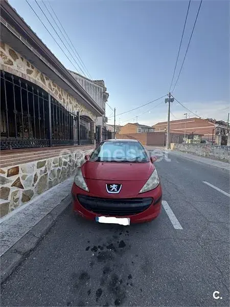 Usado Peugeot 207 70 CV (51 kW) 2006 Rojo Berlina