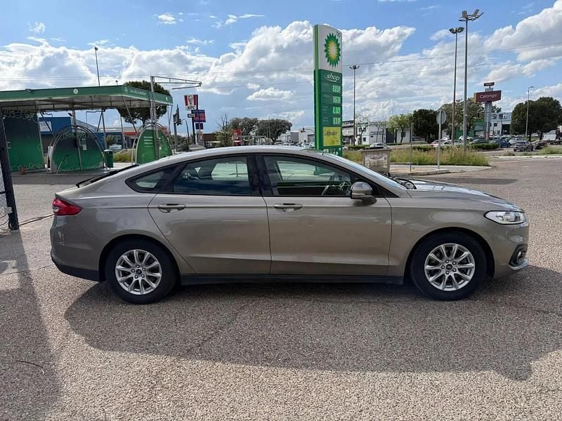 Usado Ford Mondeo Trend 150 HP (110 kW) 2020 Bege Sedan