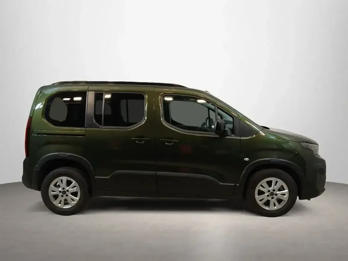 Usado Peugeot Rifter Allure 101 CV (74 kW) 2024 Verde Monovolumen